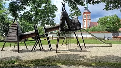 Hřiště a&nbsp;rybníček ve Smetanových sadech